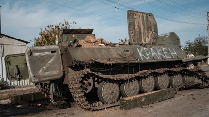 Un char russe détruit à&nbsp;Koupiansk, à l'est de l'Ukraine, le 29 septembre 2022.&nbsp; (YASUYOSHI CHIBA / AFP)