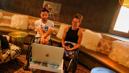 Florian Jouanny et Anaïs Vincent lors d'un point presse à l'Alpe d'Huez. (VALENTIN JACQUEMET/YP MEDIAS)