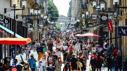 Des passants dans la rue Sainte-Catherine de Bordeaux (Nouvelle-Aquitaine), où le port du masque est obligatoire, le 15 août 2020. (MEHDI FEDOUACH / AFP)