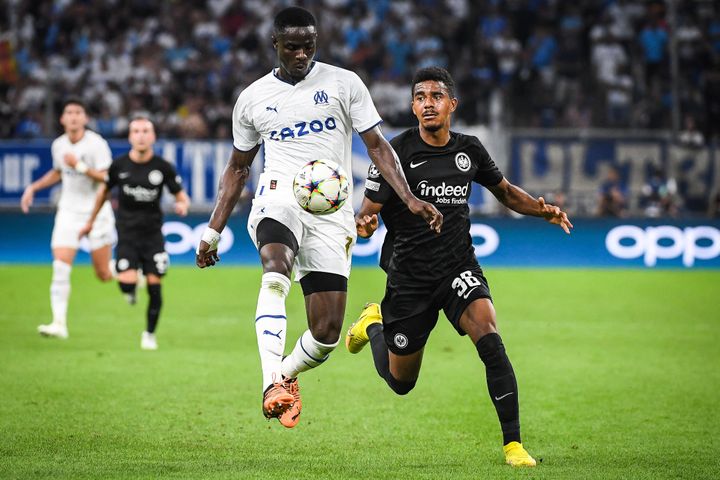 Le Marseillais Eric Bailly face au joueur de Francfort Ansgar Knauff en Ligue des champions, le 13 septembre 2022. (MATTHIEU MIRVILLE / MATTHIEU MIRVILLE)