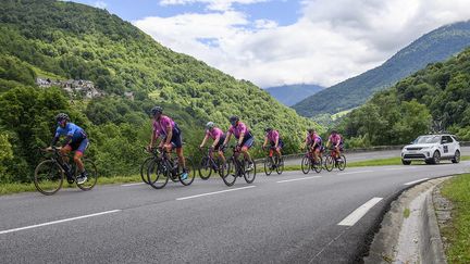 Geoff Thomas et ses 20 équipiers sur les routes pyrénéennes.&nbsp; (JOOLZE DYMOND)