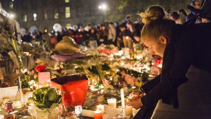 Des personnes se recueillent sur la place de la République à Paris, le 15 novembre 2015, deux jours après les attentats les plus meurtriers jamais perpétrés sur le sol français. (MAXPPP)