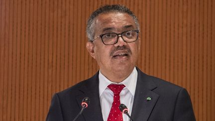 Le patron de l'OMS Tedros&nbsp;Adhanom Ghebreyesus lors de l'ouverture de l'Assemblée de l'Organisation mondiale de la santé, à Genève (Suisse), le 22 mai 2022.&nbsp; (JEAN-GUY PYTHON / AFP)