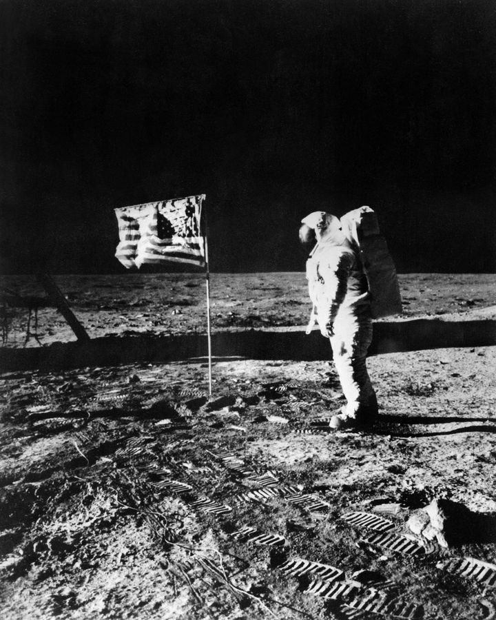 L'astronaute Edwin Aldrin debout sur la Lune à côté du drapeau américain pendant la mission Apollo 11, le 21 juillet 1969.&nbsp; (DSK / NASA)