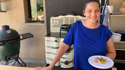 Nadia Sammut à l'auberge de La Fenière, près de Lourmarin dans le Luberon, où elle cuisine en direct devant les convives. (RF / BERNARD THOMASSON)