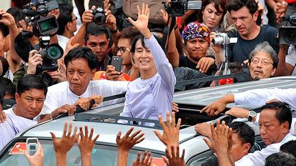 la Ligue nationale pour la démocratie, le parti d’Aung San Suu Kyi, remporte 40 des 44  circonscriptions en jeu.
 
A 66 ans, la dissidente birmane est élue pour la première fois députée de la Chambre basse du parlement birman. (AFP PHOTO/Christophe ARCHAMBAULT)