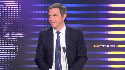 Olivier Véran, porte-parole du gouvernement, ministre délégué chargé du Renouveau démocratique, était mardi 18 avril l’invité du 8h30 franceinfo. (FRANCEINFO / RADIOFRANCE)