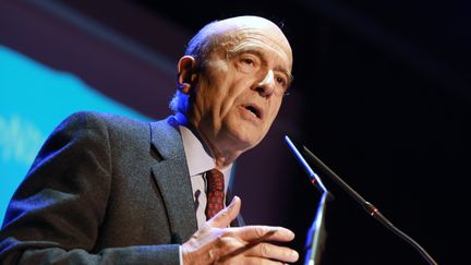 Alain Jupp&eacute;, ici &agrave; Pessac (Gironde), le 23 mars 2015, a salu&eacute; la victoire de la droite au second tour des &eacute;lections d&eacute;partementales. (NICOLAS TUCAT / AFP)