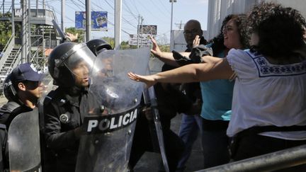 Des policiers nicaraguayens dispersent des manifestants, le 15 décembre 2018 à Managua (Nicaragua). (INTI OCON / AFP)