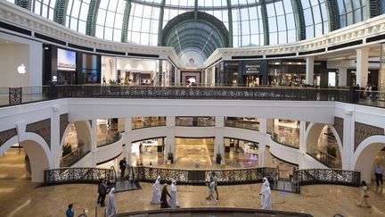 Un centre commercial, à Dubaï,&nbsp;le 27 mai 2020, quand les authorités ont rouvert les commerces. Les rares passants sont masqués.&nbsp; (MAXPPP)