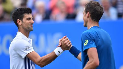 Novak Djokovic salue&nbsp;Vasek Pospisil&nbsp;à l'issue d'un match au tournoi d'Eastbourne, le 28 juin 2017. (GLYN KIRK / AFP)