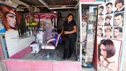 Avant, personne ne dépensait d’argent pour se faire couper les cheveux. Aujourd’hui, Fabiola tient le seul salon du quartier et elle gagne 1,79 dollar par coupe.
 


  (REUTERS / Mariana Bazo)