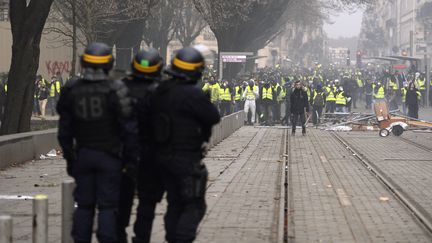 Des CRS pendant une manifestation de "gilets jaunes", le 8 décembre 2018 à Bordeaux.&nbsp; (NICOLAS TUCAT / AFP)