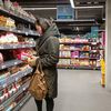 Le rayon épicerie sucrée d'un supermarché à Paris, le 2 mars 2023. (RICCARDO MILANI / HANS LUCAS / AFP)