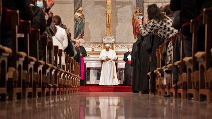 Le pape François prie, le 3 décembre 2021 dans une église de Nicosie (Chypre). (PIO / AFP)