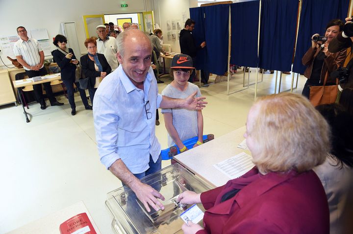 Philippe Poutou, le candidat du NPA, vote à Bordeaux (Gironde), le 23 avril 2017. (MEHDI FEDOUACH / AFP)