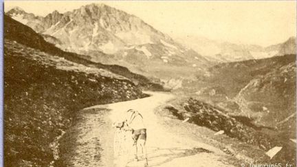 Octave Lapize à pied dans l'ascension du col du Tourmalet, le 21 juillet 1910, sur le Tour de France. (Office de tourisme de Loucrup)