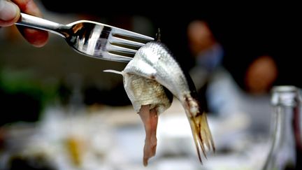 Un expert su&eacute;dois doit "d&eacute;samorcer", le 18 f&eacute;vrier 2014, une bo&icirc;te de "surstr&ouml;mming", du hareng ferment&eacute;, qui pourrait exploser apr&egrave;s avoir &eacute;t&eacute; oubli&eacute;e pendant pr&egrave;s de vingt-cinq ans. (SCANPIX / REUTERS)