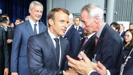 Le président de la République, Emmanuel Macron,&nbsp;avec le président de Renault, Jean-Dominique Sénard, à Tokyo (Japon), le 27 juin 2019. (LUDOVIC MARIN / POOL)