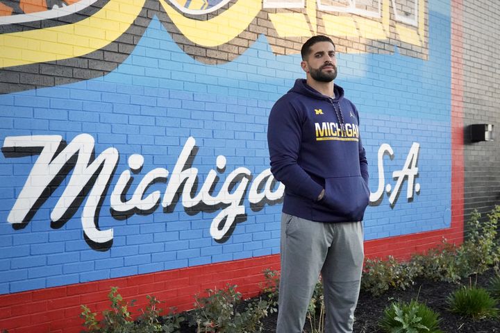 Hassan, jeune entrepreneur, devant une fresque peinte sur son restaurant de Dearborn (Michigan, Etats-Unis), le 8 novembre 2024. (PIERRE-LOUIS CARON / FRANCEINFO)