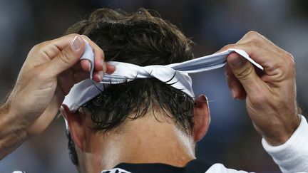 Roger Federer rajuste son bandeau, en finale de l'Open d'Australie, à Melbourne, le 29 janvier 2017. (EDGAR SU / REUTERS)