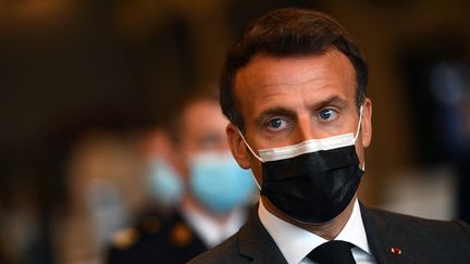 Emmanuel Macron, lors de la visite du vaccinodrome de Porte de Versailles à Paris, le 6 mai 2021. (CHRISTOPHE ARCHAMBAULT / POOL / AFP)