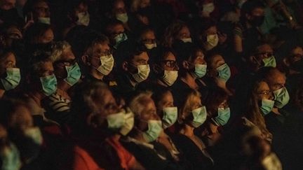 Le public assis porte le masque à un concert des Francofolies de La Rochelle (Charente-Maritime), le 11 juillet 2021.&nbsp; (XAVIER LEOTY / MAXPPP)