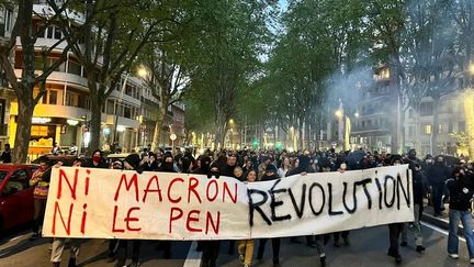 Un&nbsp;cortège à Toulouse, dimanche 24 avril 2022, après l'annonce des résultats de la présidentielle.  (ADEL BELOUMRI / RADIO FRANCE)