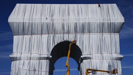 L'empaquetage de Arc de Triomphe, oeuvre posthume de l'artiste Christo, est presque terminé, le 16 septembre 2021 à Paris. (THOMAS SAMSON / AFP)