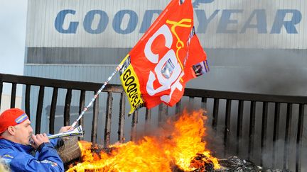 Un salari&eacute; de Goodyear manifeste devant le site d'Amiens (Somme), le 5 d&eacute;cembre 2013. (DENIS CHARLET / AFP)