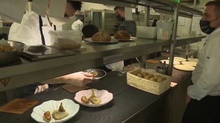 Il vient de décrocher un titre prestigieux : celui du deuxième meilleur restaurant gastronomique au monde. La Ville Blanche, à Rospez (Côtes-d’Amor) en Bretagne, a été reconnu par un célèbre site de réservation en ligne. Ce qui a changé le quotidien du chef et de toute son équipe. (France 3)