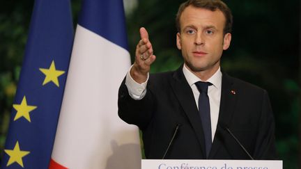 Emmanuel Macron durant une conérence de presse à Abidjan le 29 novembre 2007 (LUDOVIC MARIN / AFP)