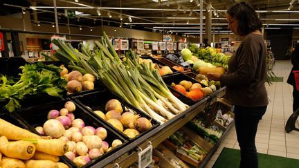 Une consommatrice devant le rayon fruits et légumes d'un supermarché. (RICHARD VILLALON / MAXPPP)