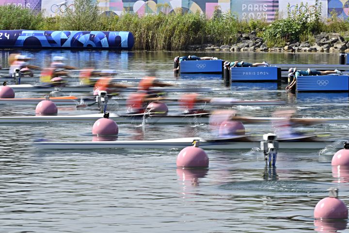 Les bateaux s'engagent à toute allure pour 2000 m de course, les teneurs de bateau ont accompli leur mission. (GROSCLAUDE ALAIN / AFP)