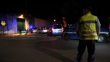 Un gendarme devant la prison d'Ensisheim, le 4 juin 2017.&nbsp; (FREDERICK FLORIN / AFP)