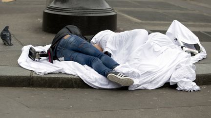 Des&nbsp;sans-abri dorment dans la rue de Rivoli à Paris, le 2 avril 2015. (KENZO TRIBOUILLARD / AFP)