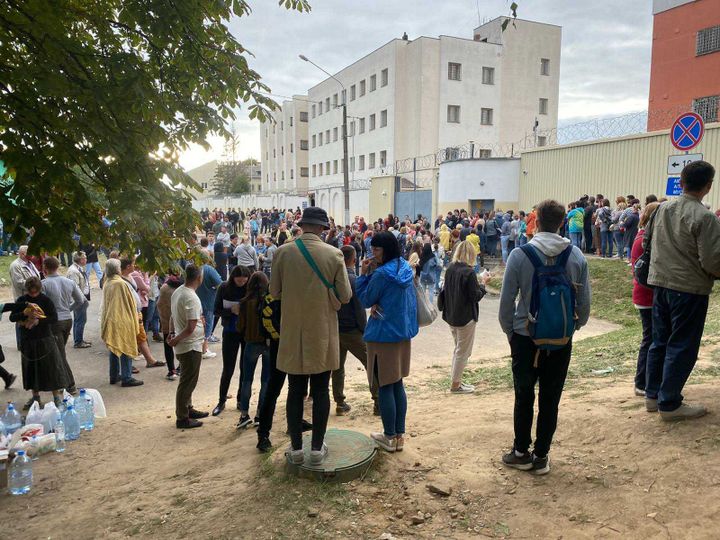 Des&nbsp;bénévoles et des proches de détenus devant le centre de détention d'Okrestina, à Minsk (Biélorussie). (JULIA P. / FRANCEINFO)