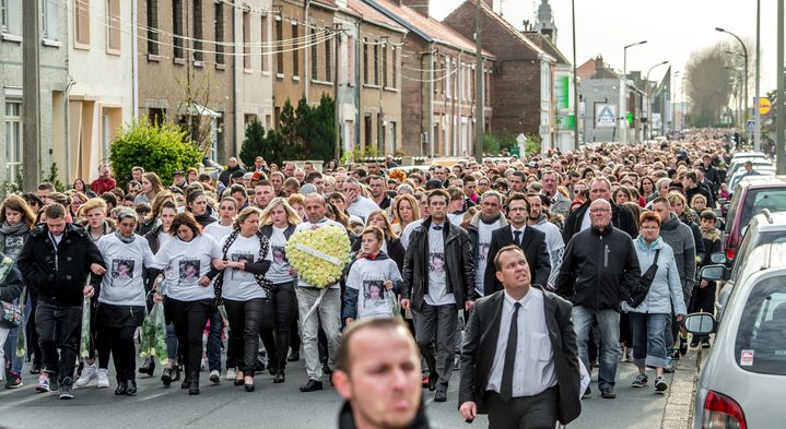 Marche blanche en hommage &agrave; Chlo&eacute; &agrave; Calais, le 16 avril 2015 (PHILIPPE HUGUEN / AFP)