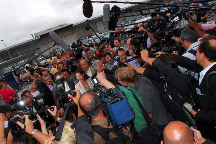 Arriv&eacute;e tr&egrave;s m&eacute;diatique de S&eacute;gol&egrave;ne Royal, en t&ecirc;te dans les sondages avant la primaire du PS, le 25 ao&ucirc;t 2006 &agrave; La Rochelle. (DOMINIQUE BORDIER / MAXPPP)