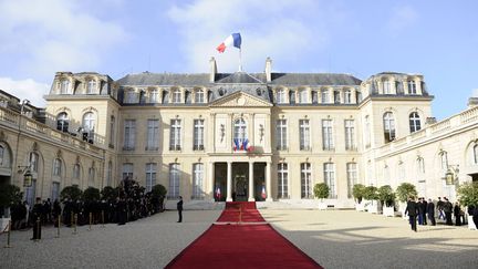 Le tapis rouge est d&eacute;roul&eacute; devant le palais de l'Elys&eacute;e pour accueillir Fran&ccedil;ois Hollande et ses invit&eacute;s. (LIONEL BONAVENTURE / AFP)