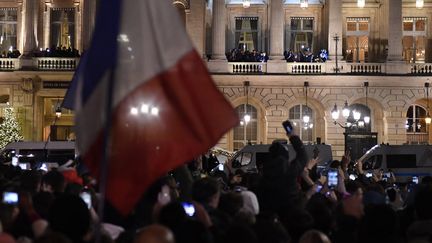 Les supporters de l'équipe de France de football massés devant l'hôtel le Crillon, place de la Concorde à Paris, pour le retour des Bleus du Qatar, le 19 décembre 2022. (JULIEN DE ROSA / AFP)