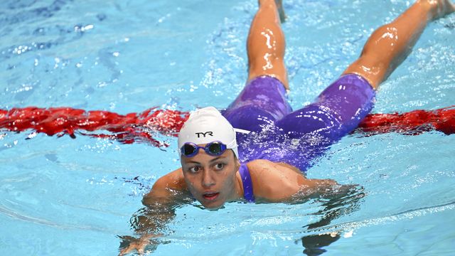 Emma Terebo s'apprête à sortir du bassin après s'est qualifiée pour les demi-finales des championnats du monde, le 19 juin 2022, à Budapest (Hongrie). (KEMPINAIRE STEPHANE / AFP)