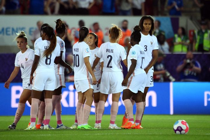 Les Françaises après l'égalisation de l'Islande, le 18 juillet 2022,&nbsp;lors de l'Euro à Rotherham (Royaume-Uni). (FRANCK FIFE / AFP)