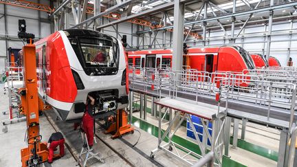 Des employés de Bombardier travaillent sur une rame de S-Bahn à l'usine de Bombardier Transportation à Bautzen, en Allemagne, le 13 mai 2019. (MAXPPP)