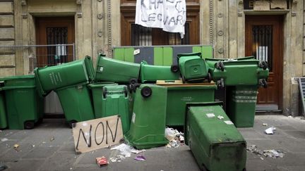 Des poubelles devant le lyc&eacute;e Turgot, dont l'entr&eacute;e est bloqu&eacute;e en soutien au &eacute;tudiants &eacute;trangers expuls&eacute;s, vendredi 18 octobre 2013 &agrave; Paris. (KENZO TRIBOUILLARD / AFP)