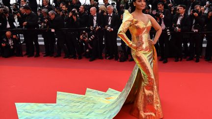 L'actrice indienne Aishwarya Rai Bachchan s'est vêtue d'une robe d'inspiration futuriste pour la montée des marches.&nbsp; (ALBERTO PIZZOLI / AFP)