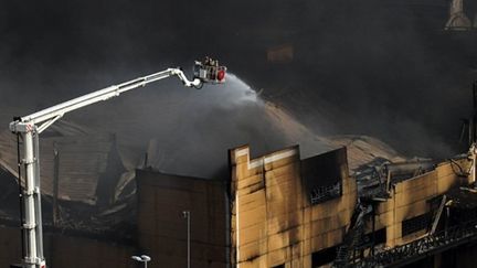 Les pompiers de Rio de Janeiro luttent contre l'incendie dans Samba City le 7 Février 2011 (AFP PHOTO/Vanderlei ALMEIDA)