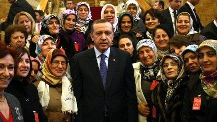 Le Président Recep Erdogan en compagnie d'une délégation de députées, à Ankara, le 6 mars 2012. (AFP/Adem Altan)