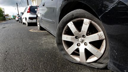 Dans le quartier de Caudéran, au moins 200 voitures ont eu deux pneus crevés rue de la cage verte, Bordeaux (Gironde), le 1er mai 2017. (MAXPPP)