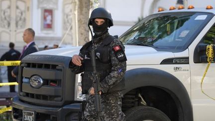 Membre des forces de sécurité sur les lieux de l'attentat, avenue Bourguiba à Tunis, le 29 octobre 2018 (FETHI BELAID / AFP)